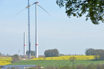 Windpark Kleinschirma: Jetzt werden die Flügel montiert - Die Windkraftanlagen in Kleinschirma nehmen Gestalt an.