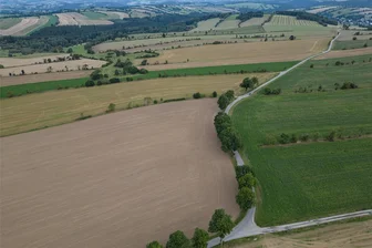 Windpark-Pläne an der Fuchshöhe im Erzgebirge: Firma aus Dresden sichert sich Grundstücke - Blick aus Richtung Grumbach gen Fuchshöhe und Arnsfeld (rechts hinten). Links der Arnsfelder Straße, die später zur Grumbacher Straße wird, erstreckt sich bis zur Querung des Katzensilberwegs die von der Dresdner Firma ausgemachte Potenzialfläche für Windkraftanlagen.