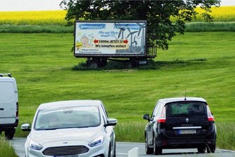Windpark-Pläne in Amtsberg: Gemeinde weist Hinweise der Firma zurück - Auf der Anhöhe in Richtung Gelenau, in der Nähe des geplanten Windpark-Standortes, ist schon seit langem ein großes Plakate der Bürgerinitiative "Gegenwind Amtsberg" zu sehen. 