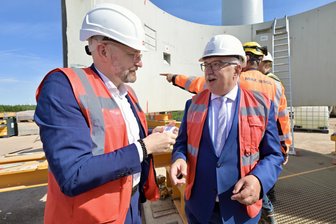 Windpark Reinsdorf: Wie der Betreiber die Anwohner an dem Bauprojekt beteiligen will - Der Reinsdorfer Bürgermeister Steffen Ludwig (re.) auf der Baustelle im Gespräch mit Thomas Kralinski, Staatssekretär im Wirtschaftsministerium.