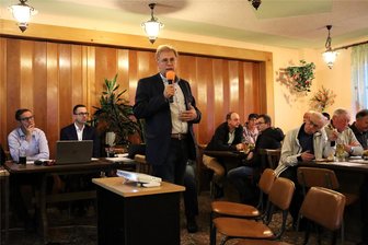 Windparkbau in Mannichswalde: Crimmitschauer Stadtrat muss eine Entscheidung treffen - OB André Raphael spricht am Mittwochabend zu den knapp 40 Einwohnern in Mannichswalde und erklärt die beiden möglichen Verfahrenswege zur weiteren Planung und Errichtung des Windparks. Fest steht aber schon: Die Anlagen werden kommen.
