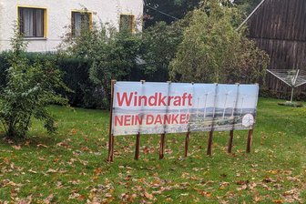 Windparkplan im Erzgebirge: Warum vieles auf einen Streit vor Gericht hindeutet - Auf Plakaten und Transparenten zeigen viele Hermannsdorfer, was sie vom Windparkprojekt halten. In einer Bürgerbefragung hatten sich 75 Prozent der stimmberechtigten Einwohner von ganz Elterlein dagegen ausgesprochen.
