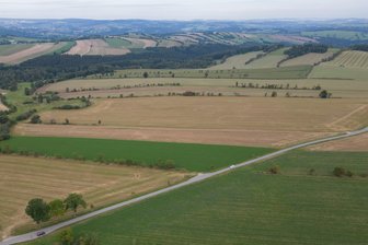 Windparks im Erzgebirge: Firma legt Projekt auf Eis - Im Bereich hinter der Arnsfelder Straße liegt die Fläche, die die Firma VSB als Potenzialgebiet für einen Windpark ausgemacht hatte. Nun hat das Unternehmen die Planungen gestoppt.