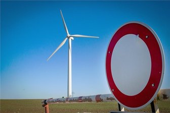 Windrad-Abstand: Kreisräte uneins zu AfD-Antrag - Windräder wie dieses bei Altenhain sind auch in Mittelsachsen umstritten. Vor allem Bewohner von Kommunen, in denen Neubauten geplant sind, fürchten, diese Anlagen könnten zu nah an ihren Wohnhäusern entstehen.