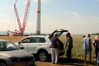 Windrad als Zuschauermagnet - Zeitweise drängten sich die Insassen von bis zu 15 Fahrzeugen an der Baustelle im Gewerbegebiet, um sich die via Kran erfolgende Montage in 160 Metern Höhe anzuschauen.