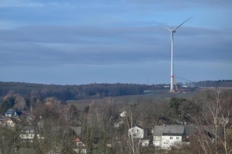 Windrad an A 72 bei Neukirchen im Erzgebirge steht: Wann es ans Netz geht - 
