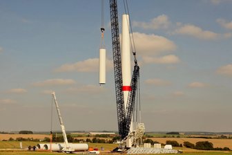 Windrad-Bau bei Wiederau: Was die Schwerlasttransporte behindert - Das neue Windrad bei Wiederau ist weiter in die Höhe gewachsen. So sind am Mittwoch die Stahlsegmente auf den Turm gehoben worden.