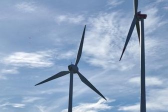 Windrad-Beteiligung könnte 30.000 Euro pro Jahr bringen: Verlockendes Angebot für Reichenbacher Ortsteil - Kann das alte, kleinere Windrad (links) parallel zum neuen Mega-Windrad (rechts) weiter laufen? Für die Ortschaft Schneidenbach könnte das bares Geld wert sein.