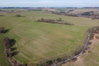 Windrad-Entwickler lädt zu Info-Termin in Kleinolbersdorf-Altenhain - Auf dem Hang des Spitzberges an der Stadtgrenze zum Erzgebirge sollen die Windräder stehen. Unten die Altenhainer Straße, im Hintergrund  ist Altenhain zu sehen.