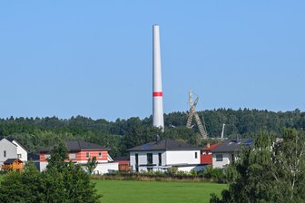 Windrad in Neukirchen wächst aus dem Wald - Das Windrad von Neukirchen soll 166 Meter hoch werden und Strom für 4500 Haushalte liefern.