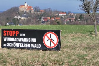 Windrad-Kontroverse im Gemeinderat von Lichtentanne: Ein Experte, dutzende Fragen und wenig Antworten - Seit Monaten protestierten viele Schönfelser gegen die geplanten Windräder, die auch die Sichtachse auf die Burg verstellen könnten.