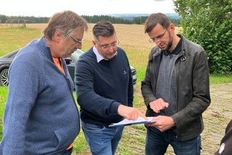 Windrad-Pläne bei Neustadt im Vogtland: Wie Landrat Thomas Hennig dazu steht - Landrat Thomas Hennig (Mitte) traf sich mit Vertretern der Bürgerinitiative Neustadt.