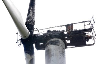 Windradbrand bei Clausnitz beunruhigt Bürger und Politiker - Das Maschinenhaus dieser Windkraftanlage Vestas V 44 an der Geleitstraße bei Clausnitz ist durch ein Feuer am 27. Februar zerstört worden. Zur Brandursache ermittle die Kripo Chemnitz, teilte ein Polizeisprecher mit; gegenwärtig werde von einem technischen Defekt ausgegangen. Der Schaden werde auf zehntausende Euro geschätzt.