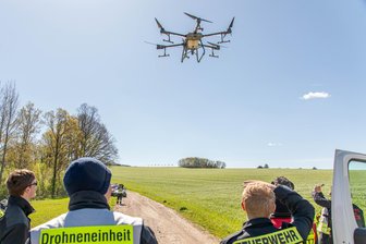 Windradfirma spendet Feuerwehr im Erzgebirge eine Drohne - Einheiten unter anderem aus Adorf und Chemnitz bei einer gemeinsamen Drohnenübung.