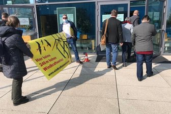 Windradgegner aus Kleinwaltersdorf protestieren vor Kreistagsitzung - Vor Beginn der Kreistagssitzung verteilten Unterstützerinnen des Windkraftstammtisches Flugblätter an die Kreisräte.