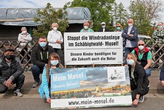 Windradgegner protestieren in Mosel -