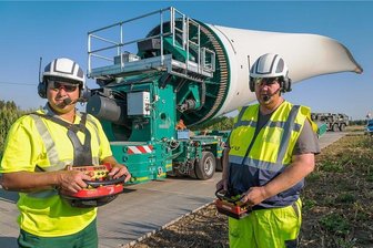 Windradtransport im Erzgebirge: Warum die Männer am Steuer sich manchmal wie ein Ehepaar fühlen - Manuel Deistler und Ralph Teyssler (v. l.) steuern mit Fingerspitzengefühl die Windradflügel-Transporte durch das Erzgebirge.