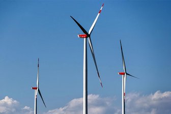Windräder am Autobahnzubringer: Bergstadt im Erzgebirge will eigenen Bebauungsplan aufstellen - Mehrere Windräder sind bei Zwönitz auf der Fläche vom „Waldschlösschen“ in Richtung Fichtelberg geplant.