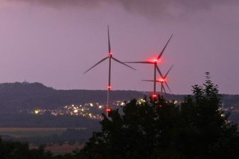 Windräder bei Gernsdorf: Lästiges Blinken soll bald ein Ende haben - Noch blinken im Windpark Bernsdorf-Gersdorf jede Nacht die Warnleuchten an den Windkraftanlagen dauerhaft. Das soll ab Jahresende der Vergangenheit angehören. 