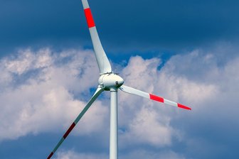 Windräder bei Lößnitz: Bürgermeister äußert sich zu Gerüchten - Werden bei Lößnitz Windkraftanlagen entstehen? Die Stadträte besprechen mögliche Szenarien.