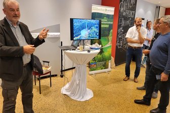 Windräder im Schönfelser Wald: Kann eine Verständigung zwischen den verfeindeten Lagern gelingen? - Georg Lindner (links) vom sächsischen Waldbesitzerverband ist davon überzeugt, dass der Wald durch die Windräder keinen Schaden nehmen würde.