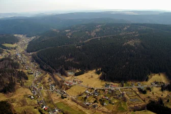 Windräder im Wald: Verkauft Sachsenforst Flächen an potenzielle Investoren? - Der Hohe Brand (803 Meter, Bildmitte) ist die höchste Erhebung zwischen Erlbach und Zwota (im Bild links und unten). Der Höhenzug ist seit Jahren auch für Investoren für Windkraftanlagen von Interesse.