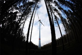 Windräder im Wald zwischen Klingenthal und Schöneck: Erstmals wird auch eine Zahl gennant - Ein Windrad mitten im Wald. Ein Szenario, das auch für das obere Vogtland Realität werden könnte. Vor allem Schöneck und Klingenthal wären davon betroffen. Aus den Kommunen gibt es Widerstand.