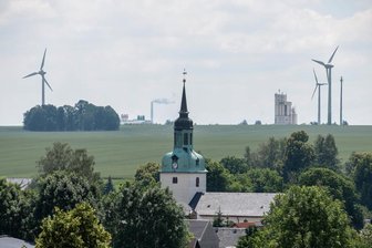 Windräder in Mittelsachsen: Bürger bei Abstandsregel nicht gefragt - Das Bild zeigt den Windpark zwischen Wiederau und Diethensdorf. Aus Mittelsachsen kommt die Forderung, dass Bürger Mitspracherechte beim Ausbau solcher Anlagen haben sollen. Bei der Abstandsregel zur Wohnbebauung wird es aber keine direkte Mitwirkung der Bürger geben. 