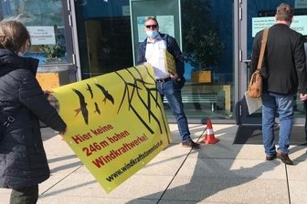 Windräder in Mittelsachsen sorgen für Wirbel im Kreistag - Ihren Protest gegen Windrad-Bauvorhaben, wie die zwischen Kleinschirma und Kleinwaltersdorf, haben Gegner schon im März vor der Kreistagssitzung in Hartha proklamiert.