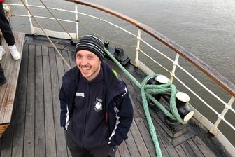 Windräder, Jachten und Turbinen: Erzgebirger lenkt 2000-Tonnen-Schiff über die Weltmeere - Sascha Raith fährt in seiner Freizeit als Ausbilder auf See. Hier auf der „Großherzogin Elisabeth“ oder „Lissi“, einem Segelschulschiff aus Elsfleth.