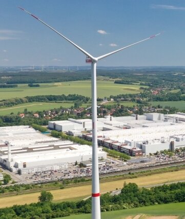 Windräder: Macht Widerstand Sinn? - Windräder wie dieses V 150 - von der Firma Juwi jüngst bei Mosel gebaut - sollen auch in Leukersdorf aufgestellt werden. 