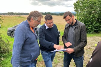 Windräder über Wald und Zwei-Prozent-Ziel bei Flächen für Windkraft: So stimmt die CDU-Basis im Vogtland darüber ab - Landrat Thomas Hennig (CDU, Mitte) hat der BI Neustadt im Juli Unterstützung zugesagt.