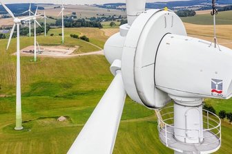 Windräder: Was die alten Pläne für Standorte noch wert sind - Landrat Dirk Neubauer will mit den Kommunen in Mittelsachsen nach Flächen suchen, auf denen konfliktfrei Windkraftanlagen gebaut werden könnten.