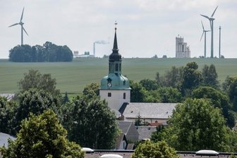 Windräder: Zwist um Abstandsregel - Das Bild zeigt den Windpark zwischen Wiederau und Diethensdorf. Bürger sollen Mitspracherechte beim Ausbau solcher Anlagen haben, jedoch kaum bei der Abstandsregel.