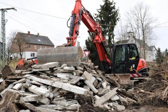 Wingendorfer Dorfplatz ist endlich eine Baustelle - Das alte Buswartehaus am Dorfplatz Wingendorf wurde in dieser Woche bereits abgerissen. Ein neues entsteht.