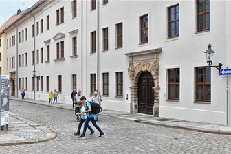 Winkler-Schule, Zuger Mitte, Bahnhof, Herderhaus: Wo Freiberg seine Millionen verbaut - Der Umbau des Herderhauses in Freiberg ist fertig. Noch bis Freitag ziehen die tausende Archivgüter des Stadtarchivs – Bücher, Siegel und Akten – vom Rathaus und Außendepots in die neuen Räume. Mitarbeiter haben alles in den vergangenen zwei Jahren verpackt. Ein Spezial-Umzugsunternehmen übernimmt den Transport.