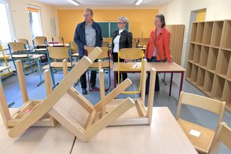 Winklerschule Freiberg: Stadtverwaltung hält an Umzugsplänen fest - Tobias Jaster vom Gebäude- und Flächenmanagement der Stadt (von links) und Yvonne Böhme vom Bildungsamt besichtigen mit Bauleiterin Steffi Getzlaff einen der Unterrichtsräume in dem Nebengebäude der Clemens-Winkler-Schule. Das Nebengebäude soll auch wegen Geruchsbelästigungen nach den Herbstferien nicht mehr genutzt werden.