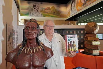 Winnetou: Was bleibt vom Riesen-Wirbel um den Häuptling? - Museumsleiter André Neubert mit der Winnetou-Büste von Vittorio Güttner (1869-1935) und dem Kinderbuch, das die Debatte auslöste.