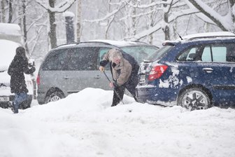 Winter 2025/2026 in Chemnitz: Wie heftig war er wirklich? - In den Folgen des Winters das Gute sehen: Autofahrer, wie hier an der Markersdorfer Straße, machten häufiger Frühsport.