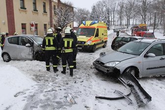 Winter bäumt sich noch einmal auf: Zahlreiche Unfälle in Sachsen - Am Samstagnachmittag wurden bei einem Unfall auf der B 173 in Oberschöna drei Personen verletzt.