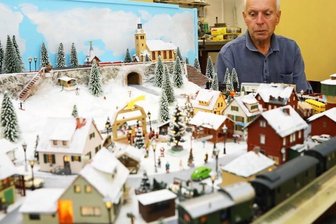 Winter hält schon vorfristig  in Crimmitschau Einzug - Heinz Knaut zeigt seine Winter-Heimanlage. 