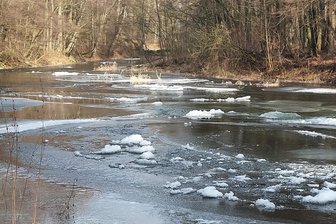 Winter in Freiberg und im Erzgebirge: Straßen teils glatt, Mulde zugefroren - 