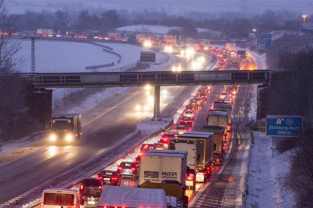Winter in Sachsen: Mehr als 150 Unfälle in der Region - Durch Unfälle bildete sich auf der A72 kilometerlanger Stau.