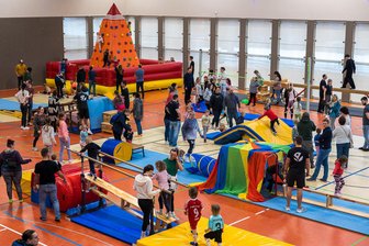 Winter-Kinder-Welten in Auerbach: Wenn Bewegung Spaß macht - Einen Nachmittag, an dem Bewegung viel Spaß machte, erlebten am Samstag viele Kinder in Auerbach.