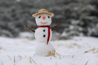 Winter meldet sich im Erzgebirge zurück: Tiefdruckgebiet beendet Frühlingsgefühle - Ein Schneemann, aufgenommen am Sonntagvormittag im Fichtelberg-Gebiet in Richtung Tellerhäuser.