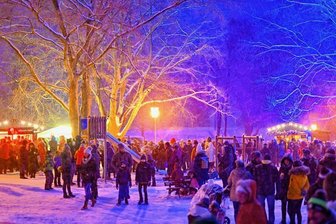 Winter und buntes Programm verzaubern Gäste am Reichenbacher Wasserturm - Der Schnee sorgte dafür, dass die Veranstaltung den Namen Winterzauber verdient hat. Die Organisatoren und Besucher trugen ihren Teil dazu bei.