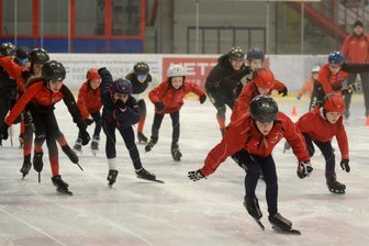 Winter-Vogtlandspiele abgehakt: Wieso man sich bei den Eischnellläufern mehr Teilnehmer gewünscht hätte - Die letzte Station der Winter-Vogtlandspiele: In der Schönheider Eishalle starteten 23 Eisschnellläufer. Hier erwärmen sie sich gerade in der Gruppe.