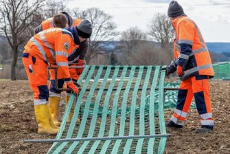 Winter vorbei? Straßenmeisterei Zöblitz baut Schneezäune ab - Mitarbeiter der Straßenmeisterei Zöblitz bauen derzeit Schneezäune ab.
