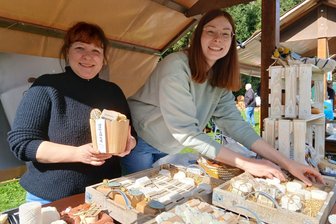 „Winterapfel mit Zimtduft“: Was beim Naturmarkt in Pobershau besonders gefragt ist - Sindy Kunzmann (l.) und Stefanie Weiser verkaufen handgefertigte Seifen aus dem Erzgebirge.