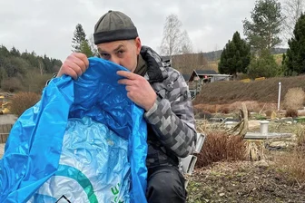 Winterbaden im Freibad Raschau mutiert zu kleiner "Eiszeit" - Andreas Anger bläst schon mal das erste Baby-Schwimmbecken auf. Gefüllt mit Trinkwasser wird es erst am Samstag. 